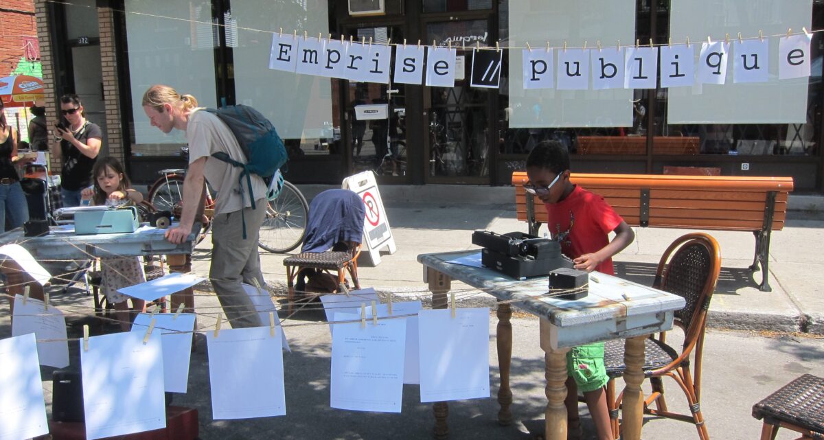 Installation artistique interactive dans une rue de Montréal avec des citoyens qui y participent